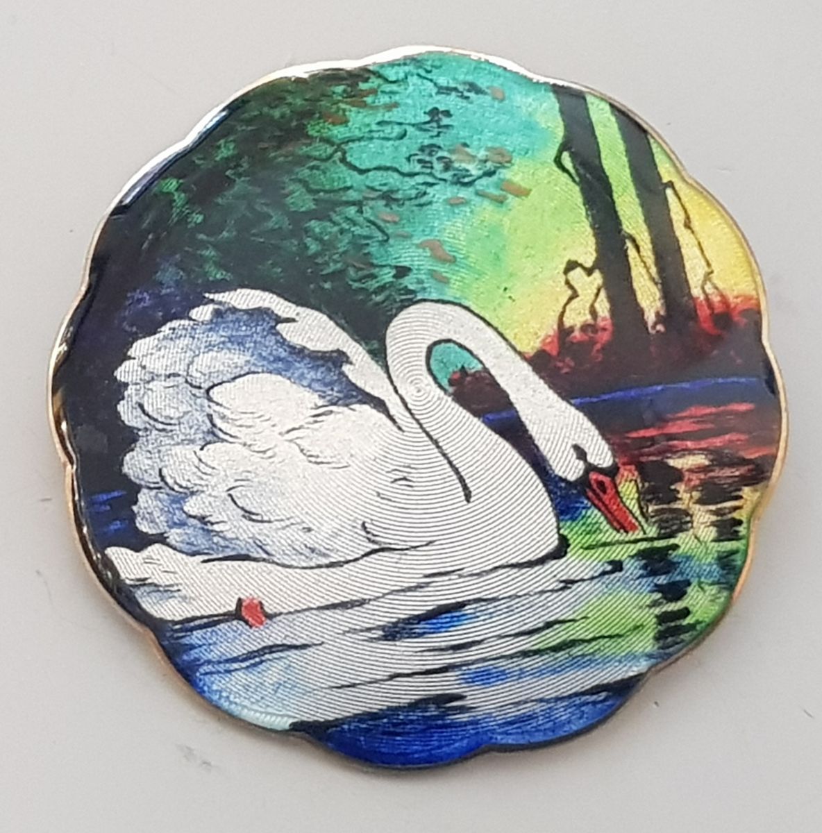 Brosje i 925 S og emalje av Marius Hammer