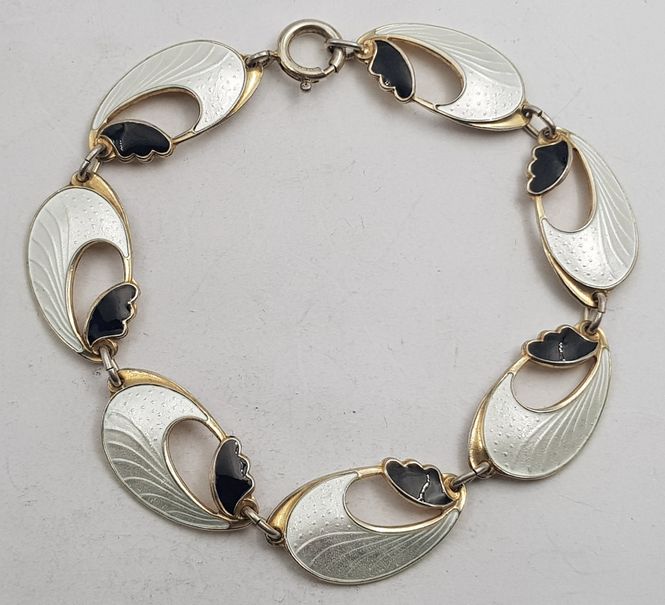 Hovedbilde Armbånd i hvit/sort emalje i 925 S av Finn Jensen