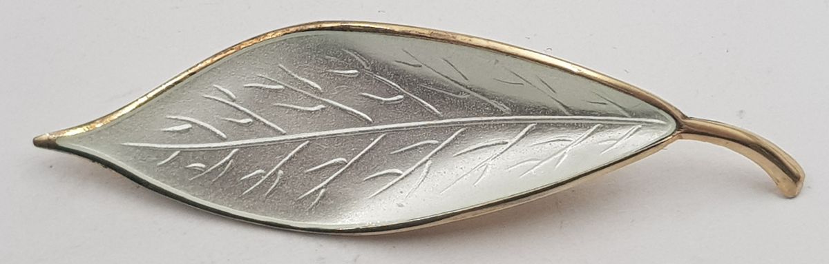 Brosje i sølv/hvit emalje av D.A.