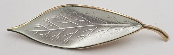 Hovedbilde Brosje i sølv/hvit emalje av D.A.