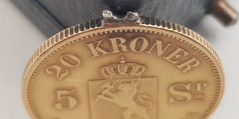 20 kr/5 sp. 1875 kv. 1+ med anhengsspor på randen