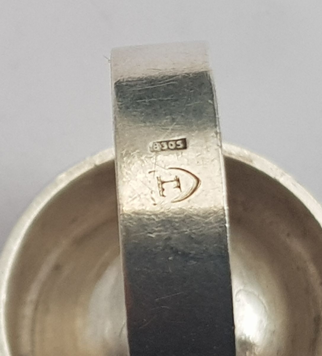 Sølvring i 830 S med lilla sten. Muligens fra Thune.