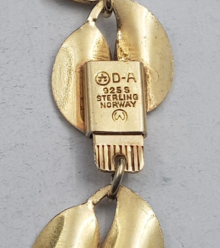 Kjede i hvit emalje i 925 S av David Andersen